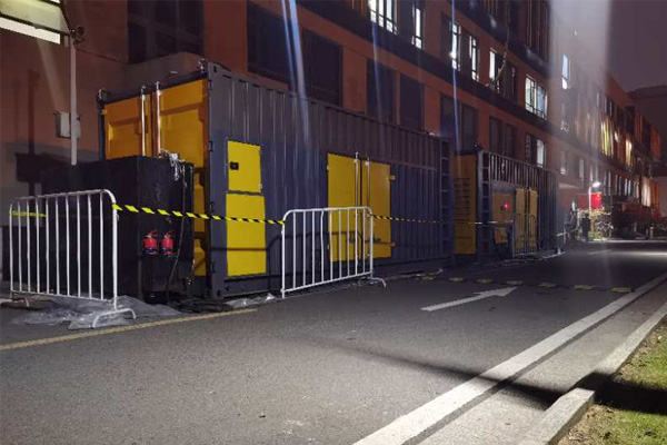 富平柴油发电机组的输出电压是如何调节的？