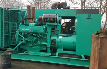 富平发电机组如何判断水冷式机油散热器内部是否需要清洗？